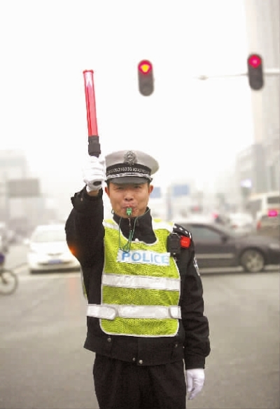    2月24日,长沙市人民路朝阳路口,民警用指挥棒指挥