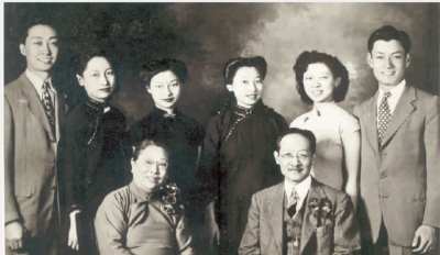     1946年赵元任(前右)和杨步伟(前左)银婚,全家合影.