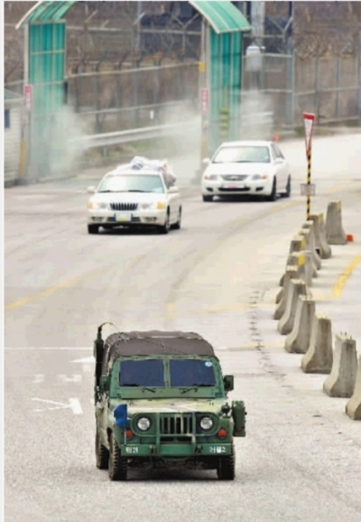 4月8日,在韩国坡州,一辆韩国军车(前)在公路上护送从朝鲜开城工业