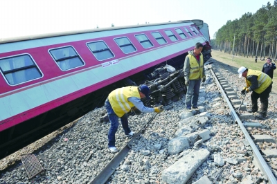 K7034次列车脱线,5车厢翻路边