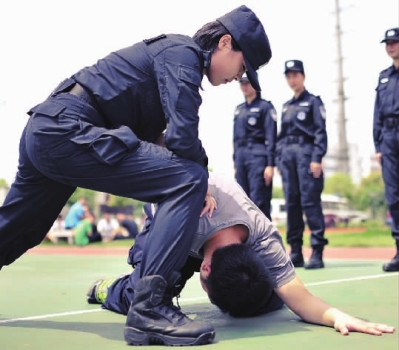 4月28日,长沙市特巡警支队岳麓大队训练场,女特警学习擒拿术.