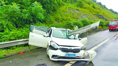 高速护栏穿车体,万幸车内5人无事