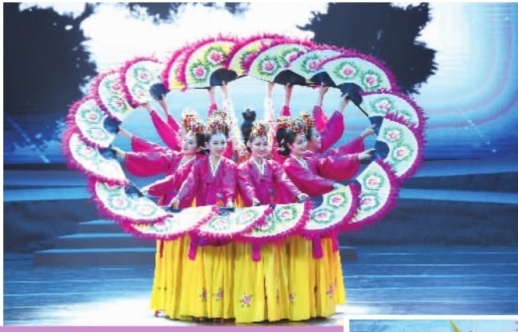 开幕式文艺表演中︐由韩国艺术团带来的韩国传统舞蹈扇子舞︒记者
