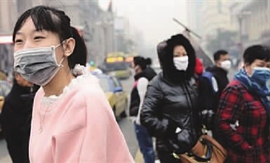 雾霾天气里,外出戴口罩的市民越来越多了.(资料图片)