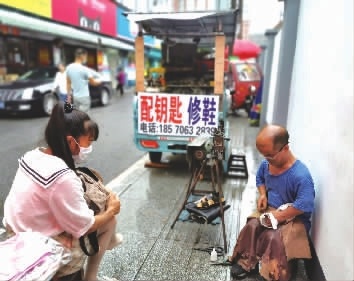 长沙"矮哥"修鞋20年,供养女上大学