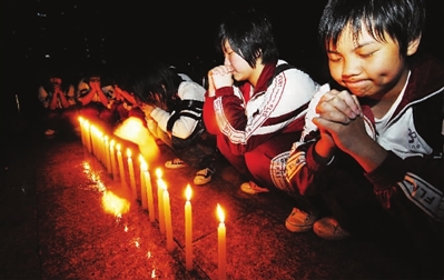 3月24日,福建南平实验小学学生为死去小学生默哀.  东南快报供图