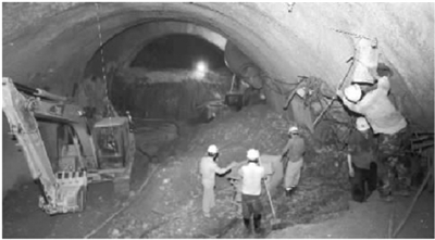5月13日下午,长沙市营盘路湘江隧道,几名施工人员在1号竖井内施工.