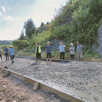 新田縣法院駐龍眼頭村鄉村振興工作隊隊員連日奔波在環村公路施工現場