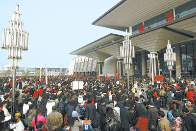 左图:1月30日,众多旅客在武汉市武昌火车站广场候车. 新华社发