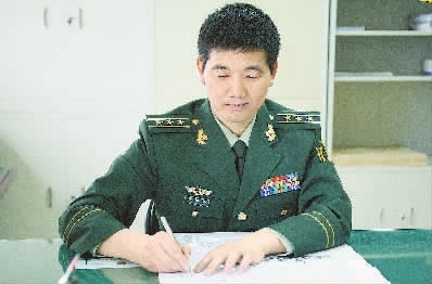 肖跃华,湖南安化人,人民武警报社副社长.