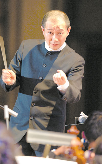 图为谭盾在演出现场激情指挥.   本报记者 徐行 摄