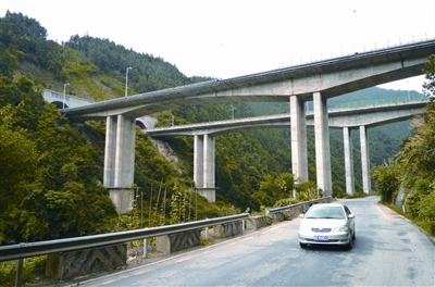 雪峰山320国道与邵怀高速相互交错. 徐行 摄