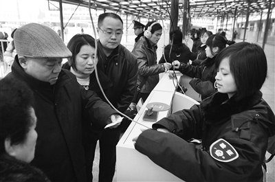 全省16个火车站正式开始试行实名制车票(图)