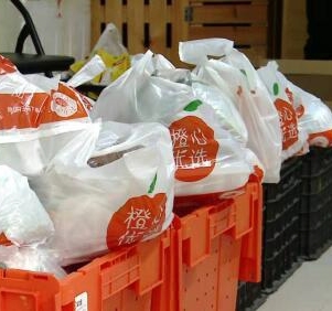 居民团购的商品到达小区提货点.