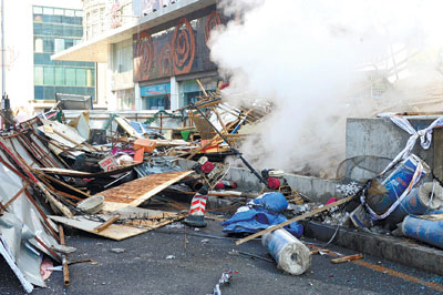 3月4日,沈阳太原街一百货店门前地下通道发生爆炸 新华社 图