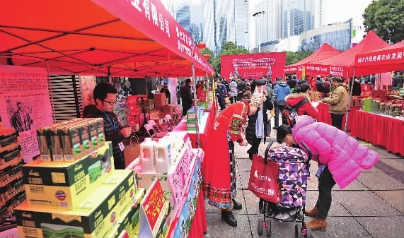 日前,步步高超市红星店外热闹非凡,各个摊位前挤满前来购买年货的