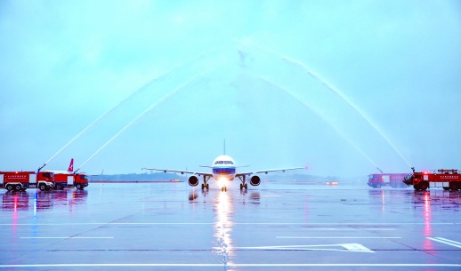 最高礼仪"过水门"迎接战贫英雄