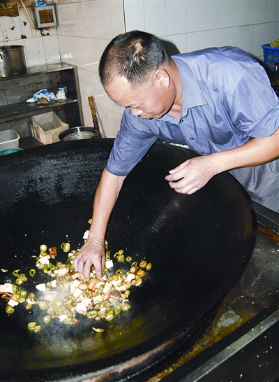 双手下油锅翻炒家常菜