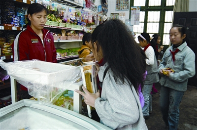 可赊账又卖"三无食品" br/>家长炮轰校园小卖部-----三湘都市报数字